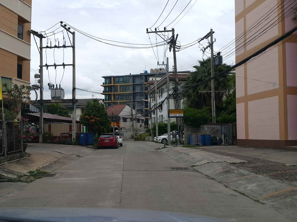 ภาพถนนตรงที่ บจก. เล้าไก่วัง ตั้งอยู่ ถ่ายโดย jrcarlsen พ.ศ. 2558 (2015) · A street-level view of where บจก. เล้าไก่วัง · Bachok. Laokwainga stands, by jrcarlsen in 2558 (2015)