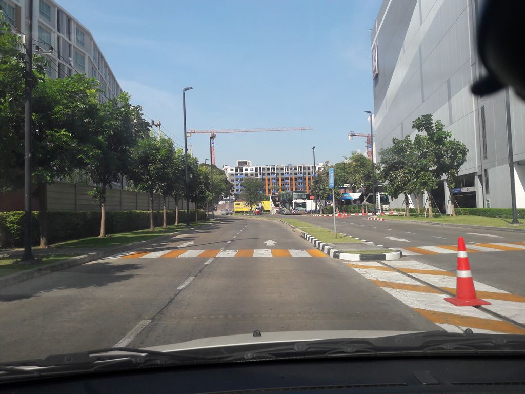 ภาพถนนตรงที่ Cath Kidston ตั้งอยู่ ถ่ายโดย noochjaree พ.ศ. 2561 (2018) · A street-level view of where Cath Kidston stands, by noochjaree in 2561 (2018)