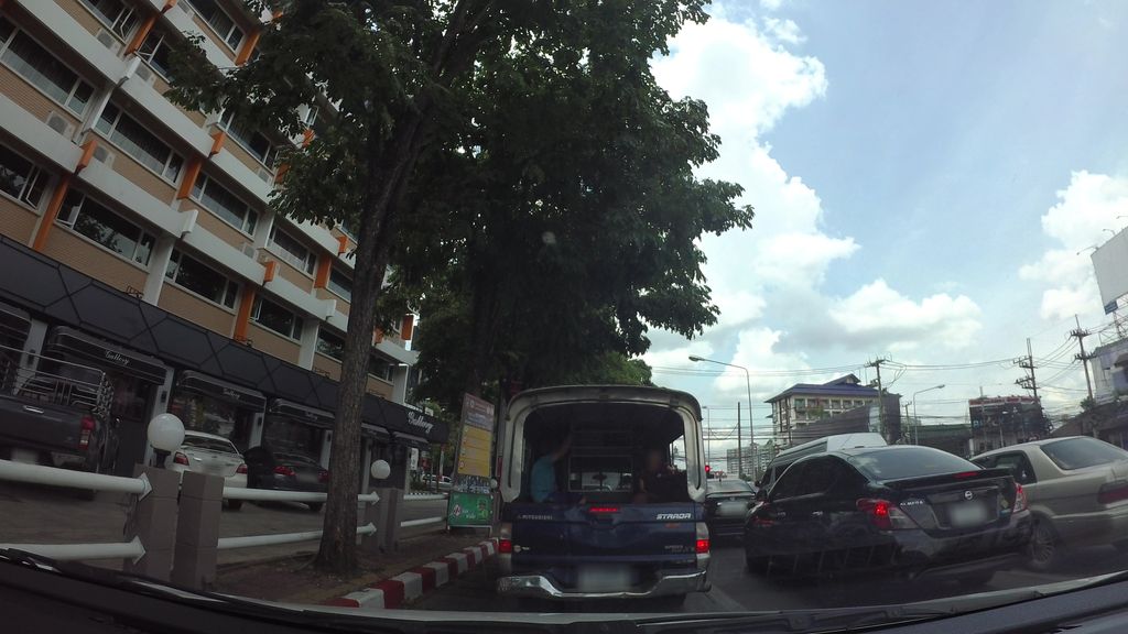 ภาพถนนตรงที่ ตลาดสดแม่เหียะ/มะลิเพลส ตั้งอยู่ ถ่ายโดย kaart_3 พ.ศ. 2562 (2019) · A street-level view of where ตลาดสดแม่เหียะ/มะลิเพลส · Mae Hia/maliphlet Fresh market stands, by kaart_3 in 2562 (2019)