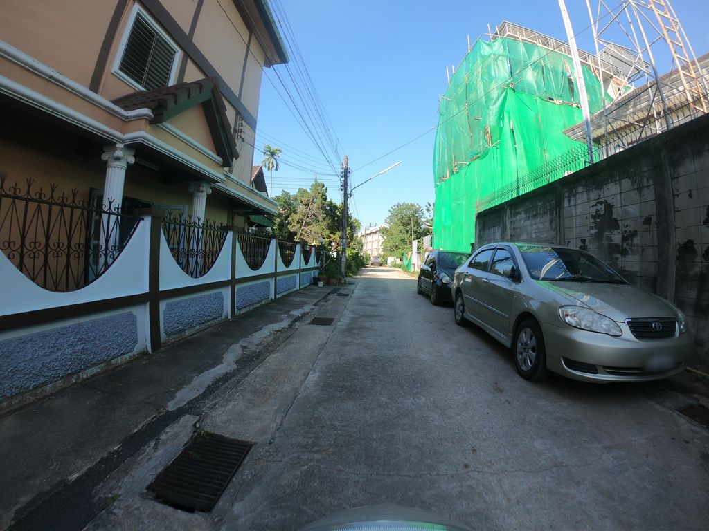 ภาพถนนตรงที่ พวงทองแมนชั่น ตั้งอยู่ ถ่ายโดย chanuwath_grab พ.ศ. 2562 (2019) · A street-level view of where พวงทองแมนชั่น · Phuang Thong Mansion stands, by chanuwath_grab in 2562 (2019)