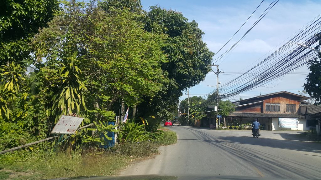 ภาพถนนตรงที่ วัดดอนมูล ตั้งอยู่ ถ่ายโดย jrcarlsen พ.ศ. 2562 (2019) · A street-level view of where วัดดอนมูล · Wat Donmun stands, by jrcarlsen in 2562 (2019)