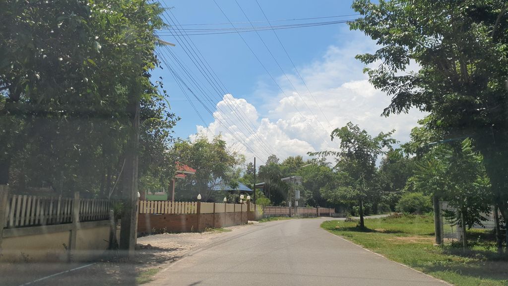 ภาพถนนตรงที่ เมืองโล๊ะห้า ตั้งอยู่ ถ่ายโดย jrcarlsen พ.ศ. 2564 (2021) · A street-level view of where เมืองโล๊ะห้า · Mueang Lo Ha stands, by jrcarlsen in 2564 (2021)