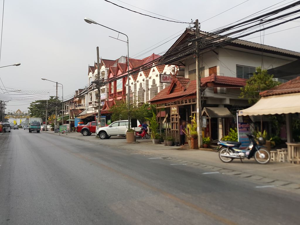 ภาพถนนตรงที่ ร้านข้าวมันไก่มีนบุรี สาขา2 ตั้งอยู่ ถ่ายโดย jrcarlsen พ.ศ. 2558 (2015) · A street-level view of where ร้านข้าวมันไก่มีนบุรี สาขา2 · Ran Khao Man Kai Minburi Sakha2 stands, by jrcarlsen in 2558 (2015)