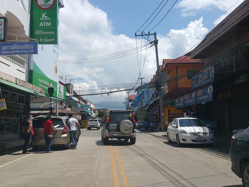 ภาพถนนตรงที่ พร้าวเพื่อนเรียน ตั้งอยู่ ถ่ายโดย jrcarlsen พ.ศ. 2558 (2015) · A street-level view of where พร้าวเพื่อนเรียน · Phrao Phueanrian stands, by jrcarlsen in 2558 (2015)