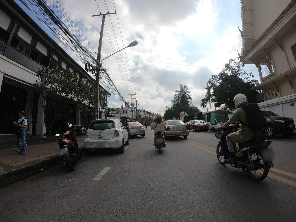 ภาพถนนตรงที่ Kinaree the Gallery of Asia ตั้งอยู่ ถ่ายโดย chanuwath_grab พ.ศ. 2562 (2019) · A street-level view of where Kinaree the Gallery of Asia stands, by chanuwath_grab in 2562 (2019)