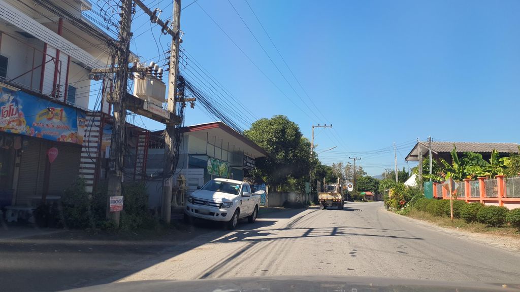 ภาพถนนตรงที่ หอมผ้า Wash&Dry ตั้งอยู่ ถ่ายโดย jrcarlsen พ.ศ. 2565 (2022) · A street-level view of where หอมผ้า Wash&Dry stands, by jrcarlsen in 2565 (2022)