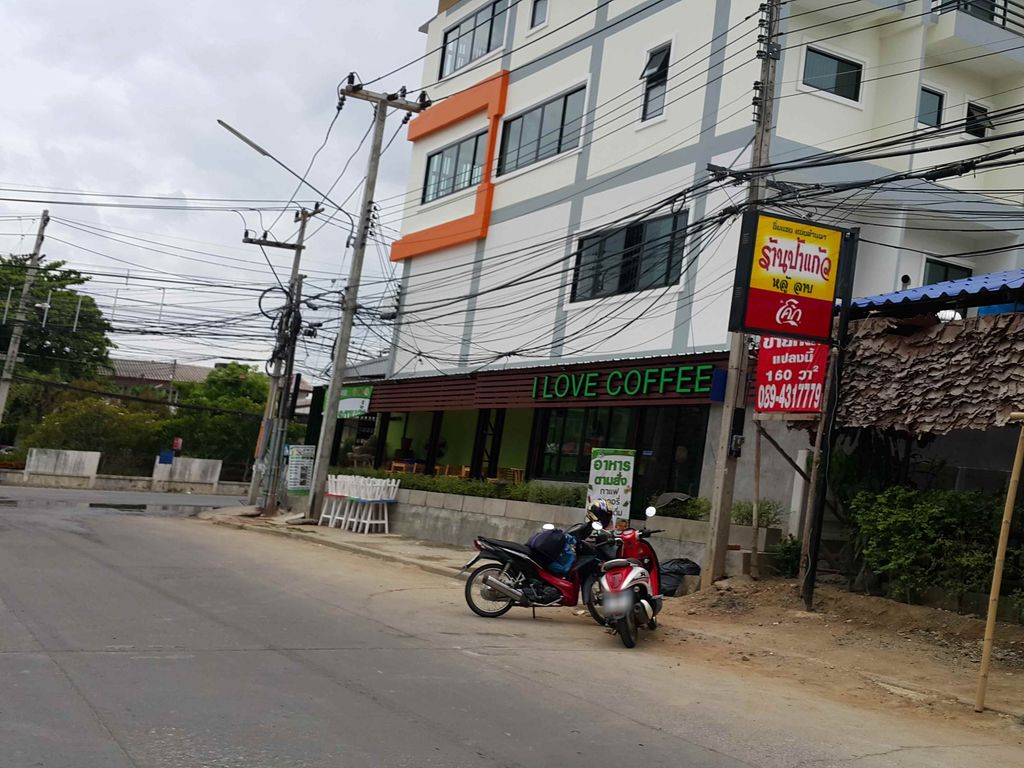 ภาพถนนตรงที่ PloyKanok Nail & lash ตั้งอยู่ ถ่ายโดย jrcarlsen พ.ศ. 2558 (2015) · A street-level view of where PloyKanok Nail & lash stands, by jrcarlsen in 2558 (2015)
