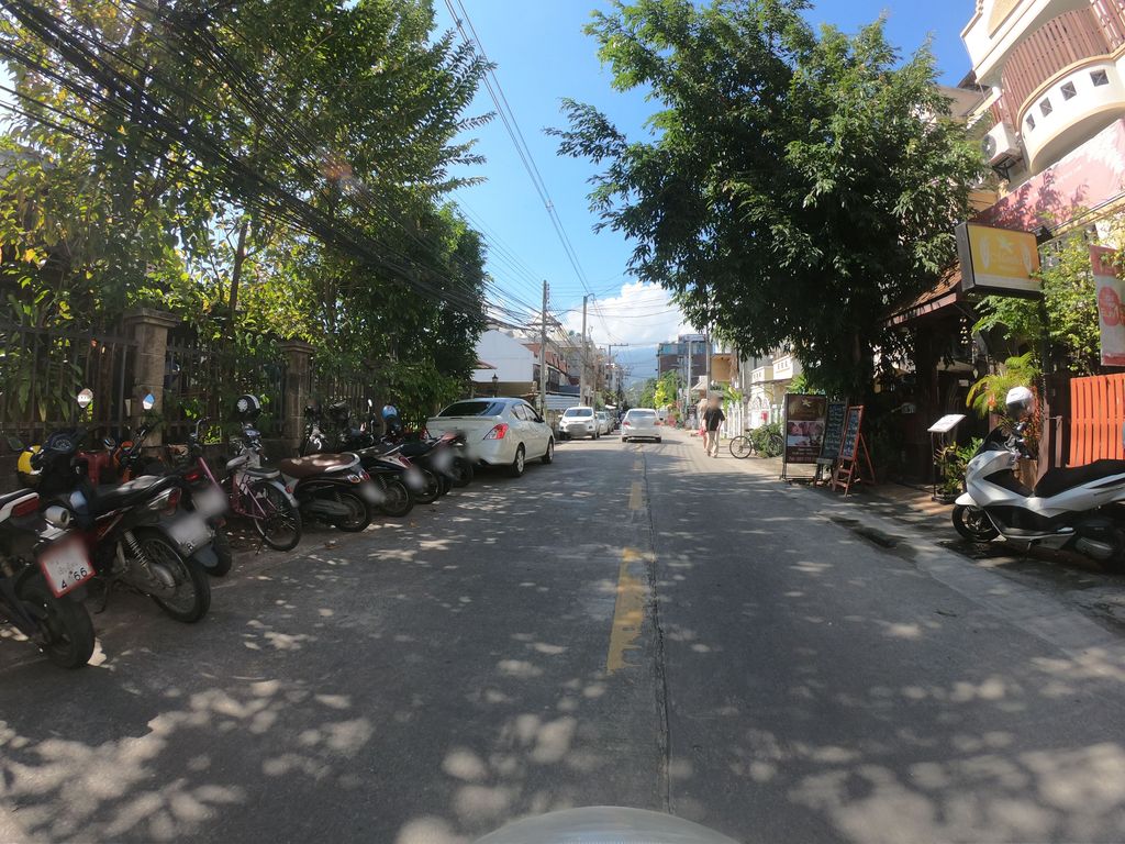 ภาพถนนตรงที่ Flowers First ตั้งอยู่ ถ่ายโดย chanuwath_grab พ.ศ. 2562 (2019) · A street-level view of where Flowers First stands, by chanuwath_grab in 2562 (2019)