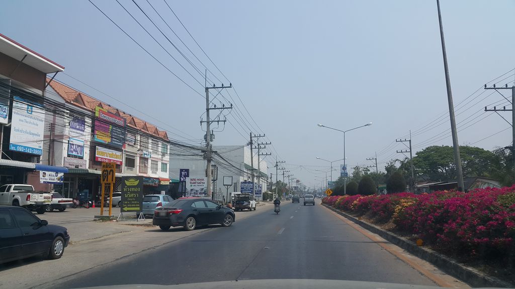 ภาพถนนตรงที่ ต้อม เตี๋ยวเรือยกซด ตั้งอยู่ ถ่ายโดย jrcarlsen พ.ศ. 2562 (2019) · A street-level view of where ต้อม เตี๋ยวเรือยกซด · Tom Tiao Rueaikasot stands, by jrcarlsen in 2562 (2019)