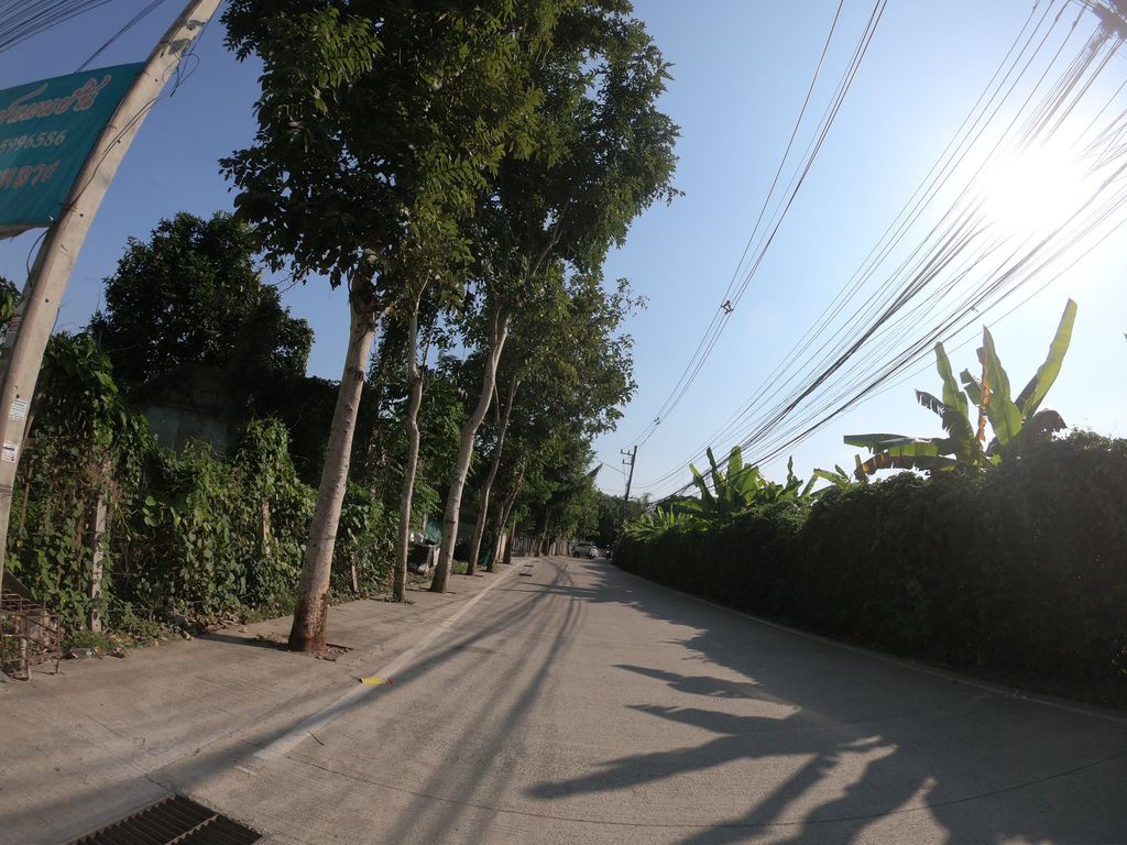 ภาพถนนตรงที่ ราชพฤกษ์แมนชั่น ตั้งอยู่ ถ่ายโดย chanuwath_grab พ.ศ. 2562 (2019) · A street-level view of where ราชพฤกษ์แมนชั่น · Ratcha Pharueka Mansion stands, by chanuwath_grab in 2562 (2019)