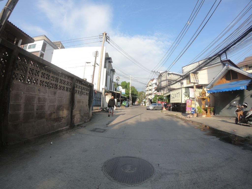 ภาพถนนตรงที่ ร้าน.ล้านรอยยิ้ม ตั้งอยู่ ถ่ายโดย chanuwath_grab พ.ศ. 2562 (2019) · A street-level view of where ร้าน.ล้านรอยยิ้ม · Ran .lanroiyim stands, by chanuwath_grab in 2562 (2019)