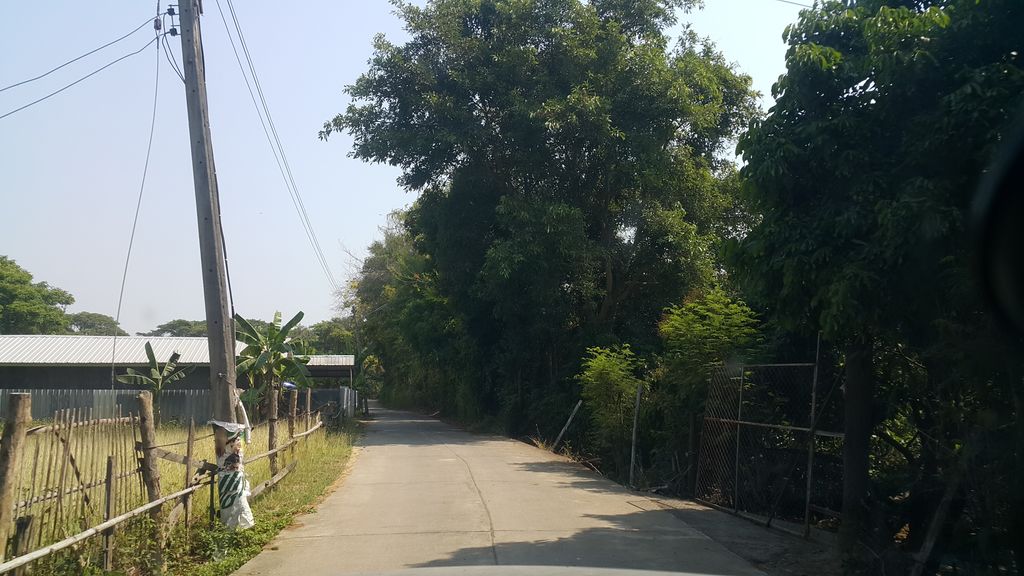 ภาพถนนตรงที่ Hand uP Coffee and Roastery ตั้งอยู่ ถ่ายโดย jrcarlsen พ.ศ. 2562 (2019) · A street-level view of where Hand uP Coffee and Roastery stands, by jrcarlsen in 2562 (2019)