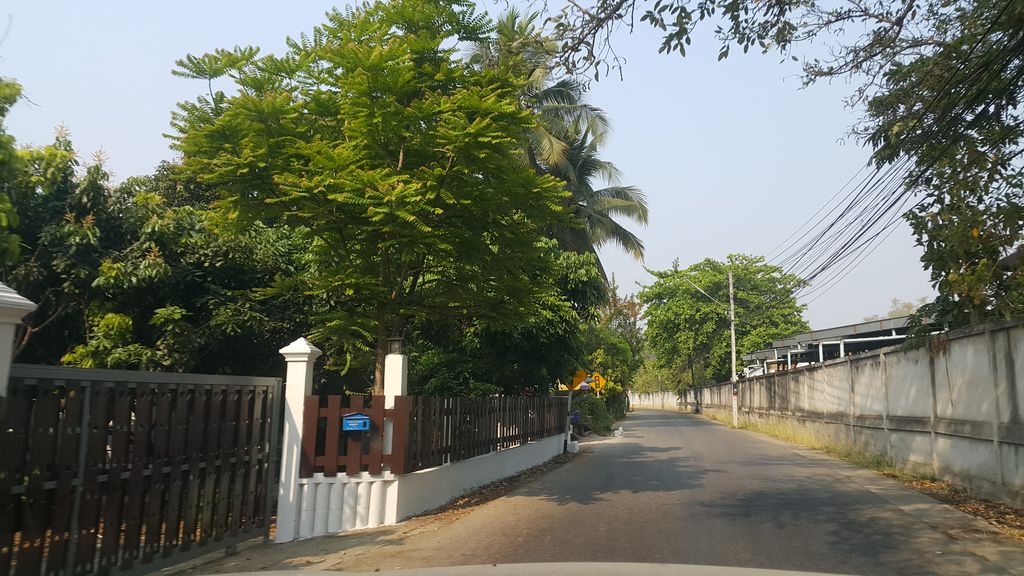 ภาพถนนตรงที่ ร้านเก๊าม่วงฮิมเหมือง ตั้งอยู่ ถ่ายโดย jrcarlsen พ.ศ. 2562 (2019) · A street-level view of where ร้านเก๊าม่วงฮิมเหมือง · Ran Kao Muang Himmueang stands, by jrcarlsen in 2562 (2019)