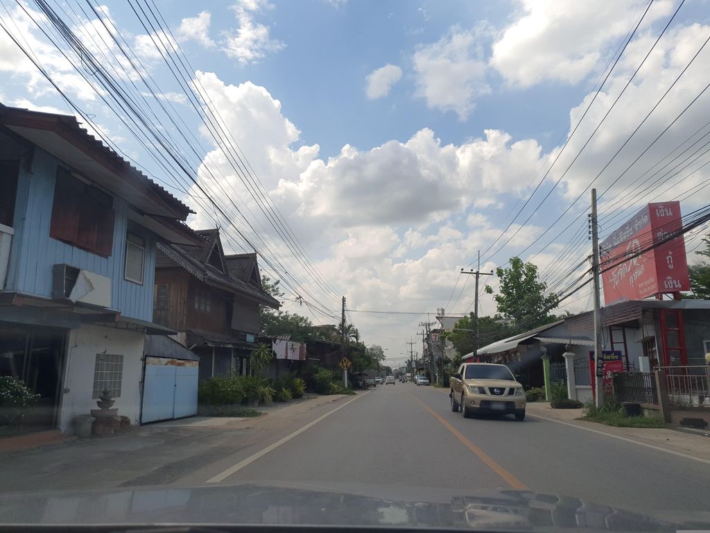 ภาพถนนตรงที่ พี.พี.รวมยาง ตั้งอยู่ ถ่ายโดย jrcarlsen พ.ศ. 2566 (2023) · A street-level view of where พี.พี.รวมยาง · Phi.phi.ruamyang stands, by jrcarlsen in 2566 (2023)