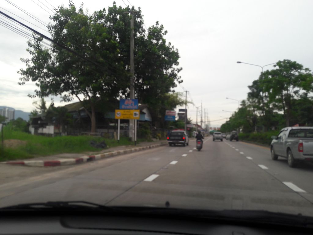 ภาพถนนตรงที่ Dek Srang Ban Cafe ตั้งอยู่ ถ่ายโดย superbate พ.ศ. 2561 (2018) · A street-level view of where Dek Srang Ban Cafe stands, by superbate in 2561 (2018)