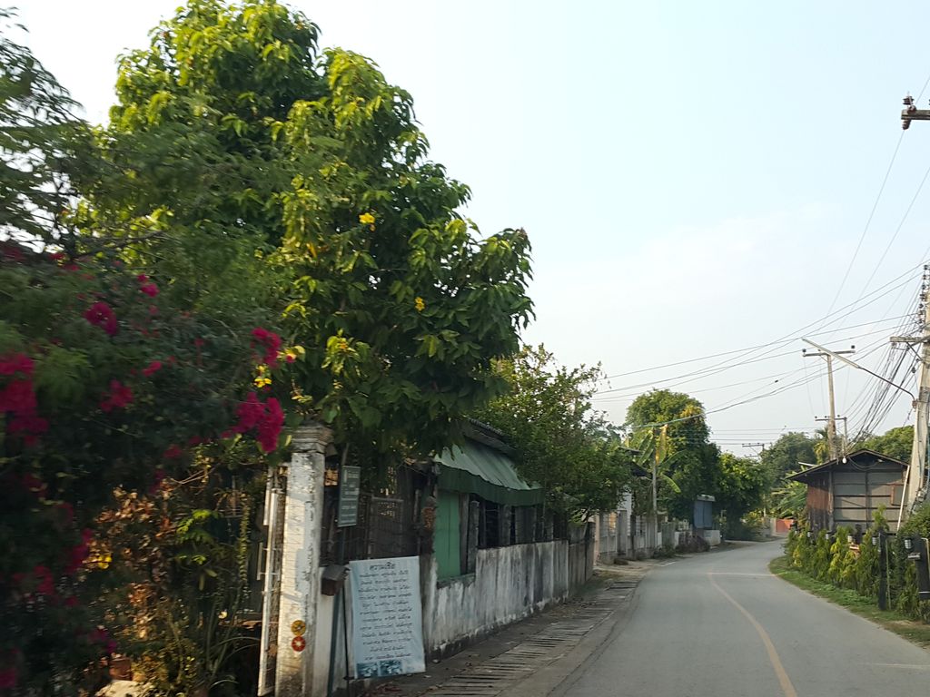 ภาพถนนตรงที่ เทศบาลตำบลลวงเหนือ ตั้งอยู่ ถ่ายโดย jrcarlsen พ.ศ. 2558 (2015) · A street-level view of where เทศบาลตำบลลวงเหนือ · Tambon Luangnuea Municipality stands, by jrcarlsen in 2558 (2015)