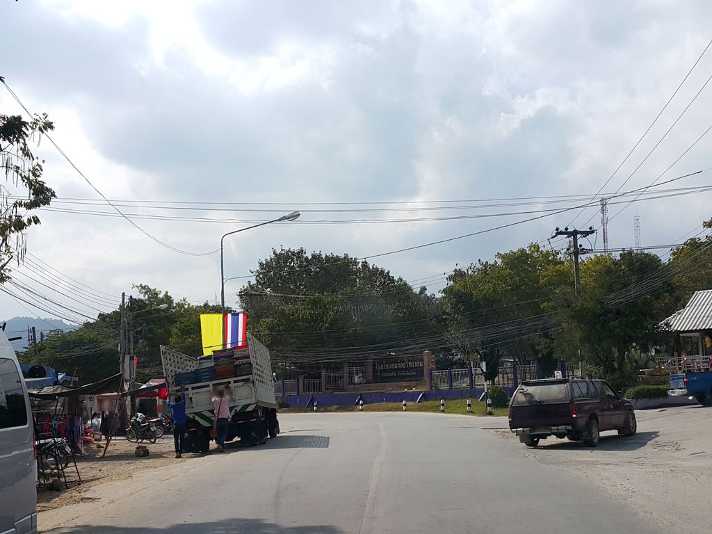ภาพถนนตรงที่ Omkoi Bean ตั้งอยู่ ถ่ายโดย jrcarlsen พ.ศ. 2558 (2015) · A street-level view of where Omkoi Bean stands, by jrcarlsen in 2558 (2015)