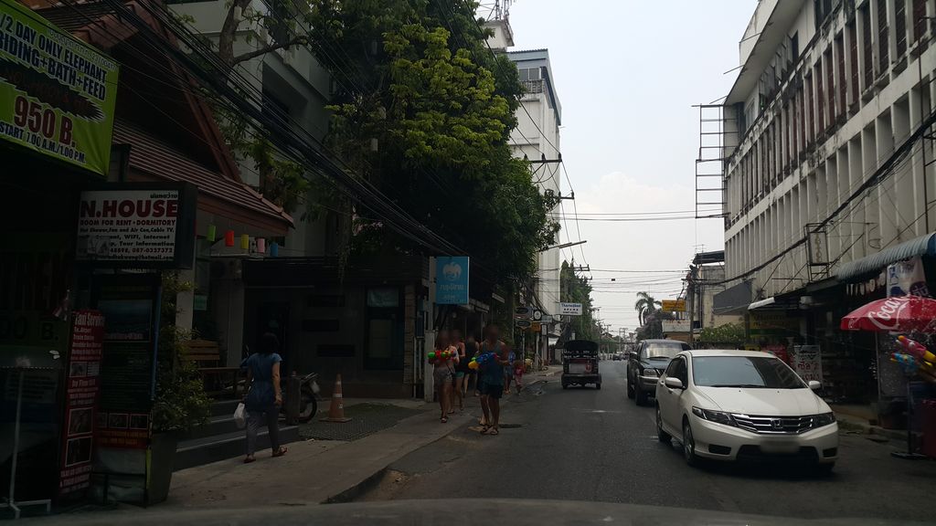 ภาพถนนตรงที่ สเต็กโหน่ง ตั้งอยู่ ถ่ายโดย jrcarlsen พ.ศ. 2560 (2017) · A street-level view of where สเต็กโหน่ง · Steak Nong stands, by jrcarlsen in 2560 (2017)