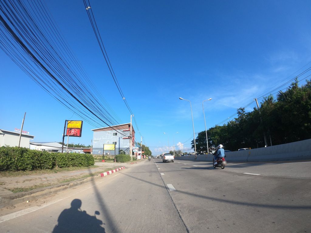 ภาพถนนตรงที่ ร้านหมูทอดข้างทาง ตั้งอยู่ ถ่ายโดย chanuwath_grab พ.ศ. 2562 (2019) · A street-level view of where ร้านหมูทอดข้างทาง · Ran Mutot Khang Thang stands, by chanuwath_grab in 2562 (2019)