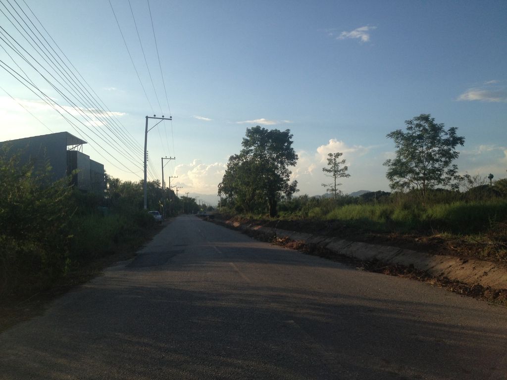 ภาพถนนตรงที่ สวีทโบ้ท ตั้งอยู่ ถ่ายโดย jimwatana พ.ศ. 2558 (2015) · A street-level view of where สวีทโบ้ท · Sawitbot stands, by jimwatana in 2558 (2015)