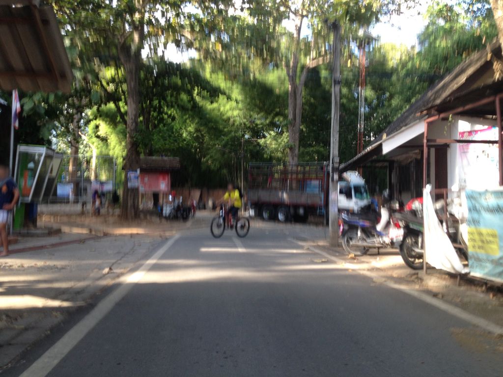 ภาพถนนตรงที่ ตัวกินหมู หมูกะทะถ้วย ตั้งอยู่ ถ่ายโดย jimwatana พ.ศ. 2558 (2015) · A street-level view of where ตัวกินหมู หมูกะทะถ้วย · Tuakinmu Mukathathuai stands, by jimwatana in 2558 (2015)