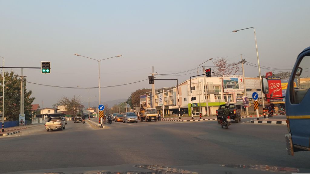 ภาพถนนตรงที่ แยกต้นเกว๋น ตั้งอยู่ ถ่ายโดย jrcarlsen พ.ศ. 2566 (2023) · A street-level view of where แยกต้นเกว๋น · Yaektonkwen stands, by jrcarlsen in 2566 (2023)