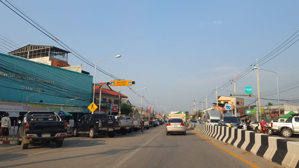 ภาพถนนตรงที่ ตลาดสดบ้านกาด  Ban Kat Market ตั้งอยู่ ถ่ายโดย jrcarlsen พ.ศ. 2565 (2022) · A street-level view of where ตลาดสดบ้านกาด  Ban Kat Market stands, by jrcarlsen in 2565 (2022)