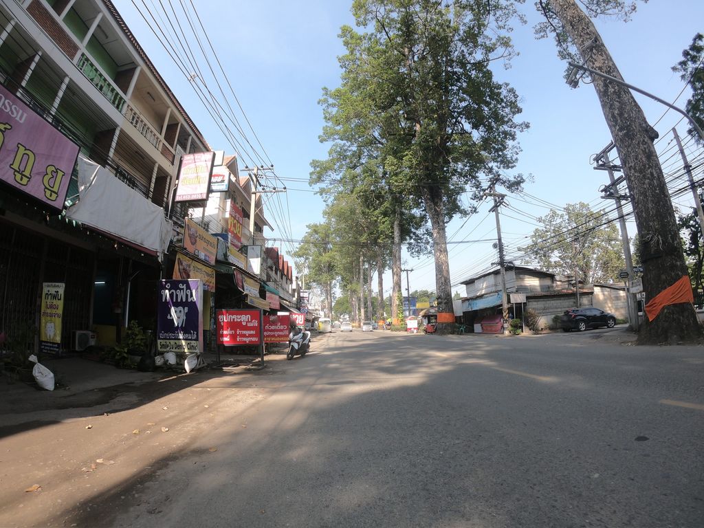 ภาพถนนตรงที่ Mecoconut ตั้งอยู่ ถ่ายโดย chanuwath_grab พ.ศ. 2562 (2019) · A street-level view of where Mecoconut stands, by chanuwath_grab in 2562 (2019)