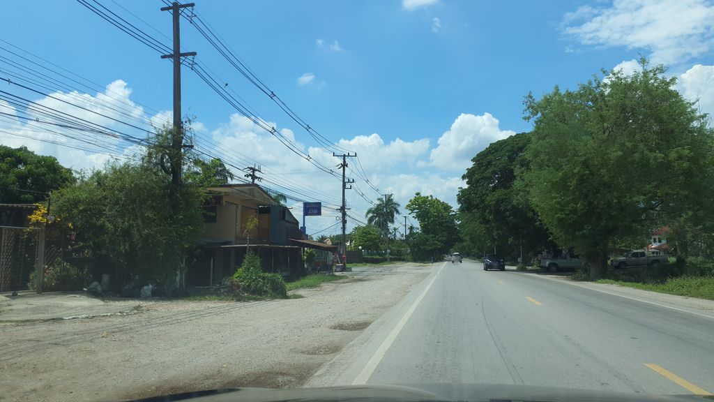 ภาพถนนตรงที่ ชุ่มจิตต์ บ้านและที่ดิน ตั้งอยู่ ถ่ายโดย jrcarlsen พ.ศ. 2564 (2021) · A street-level view of where ชุ่มจิตต์ บ้านและที่ดิน · Chumchit Ban Lae Thidin stands, by jrcarlsen in 2564 (2021)