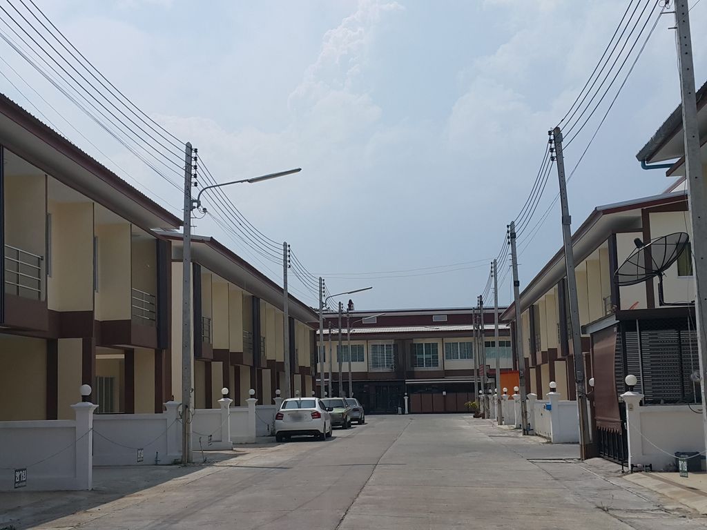 ภาพถนนตรงที่ ร้านยาจันทร์ศรี ตั้งอยู่ ถ่ายโดย jrcarlsen พ.ศ. 2559 (2016) · A street-level view of where ร้านยาจันทร์ศรี · Chan Si Pharmacy stands, by jrcarlsen in 2559 (2016)
