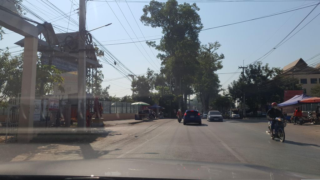 ภาพถนนตรงที่ หลวงไก่อบโอ่ง ตั้งอยู่ ถ่ายโดย jrcarlsen พ.ศ. 2566 (2023) · A street-level view of where หลวงไก่อบโอ่ง · Luang Kaiopong stands, by jrcarlsen in 2566 (2023)