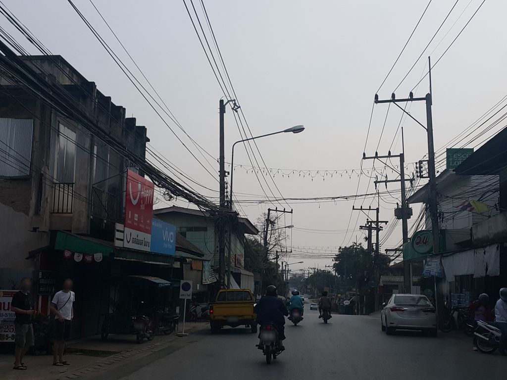 ภาพถนนตรงที่ ธนาคารไทยพาณิชย์ ตั้งอยู่ ถ่ายโดย jrcarlsen พ.ศ. 2559 (2016) · A street-level view of where ธนาคารไทยพาณิชย์ · Thaiphanit Bank stands, by jrcarlsen in 2559 (2016)