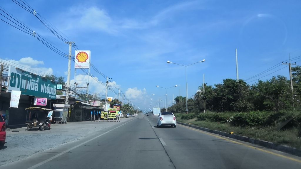 ภาพถนนตรงที่ เชีนงใหม่ ตั้งอยู่ ถ่ายโดย charlesano พ.ศ. 2561 (2018) · A street-level view of where เชีนงใหม่ · Chenongmai stands, by charlesano in 2561 (2018)