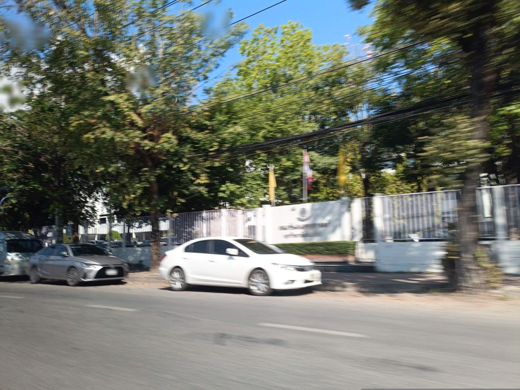 ภาพถนนตรงที่ Toshokan Cafe’ ตั้งอยู่ ถ่ายโดย skillsy พ.ศ. 2568 (2025) · A street-level view of where Toshokan Cafe’ stands, by skillsy in 2568 (2025)