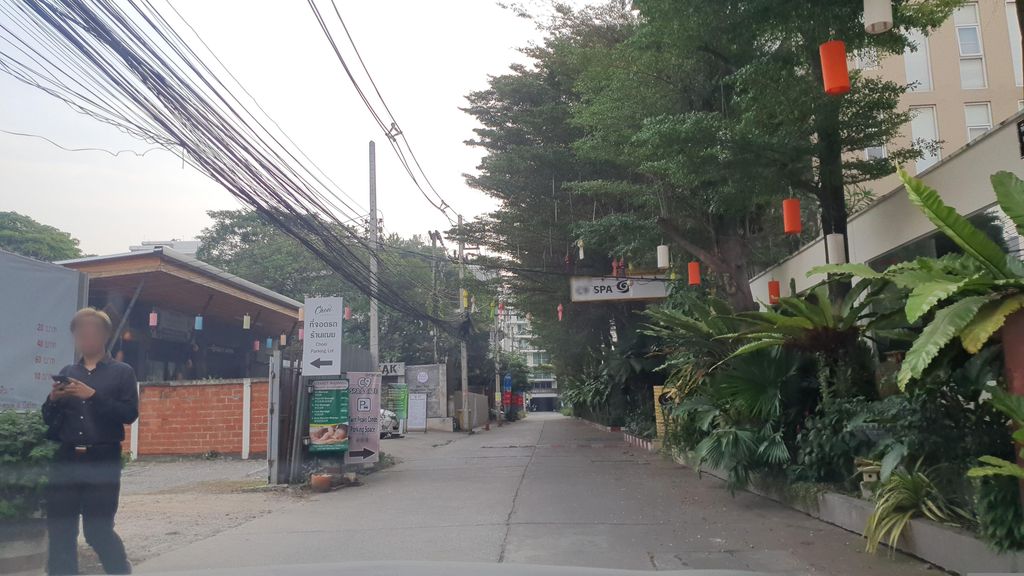 ภาพถนนตรงที่ Chiangmai Legal and Real Estate Consultant ตั้งอยู่ ถ่ายโดย jrcarlsen พ.ศ. 2566 (2023) · A street-level view of where Chiangmai Legal and Real Estate Consultant stands, by jrcarlsen in 2566 (2023)