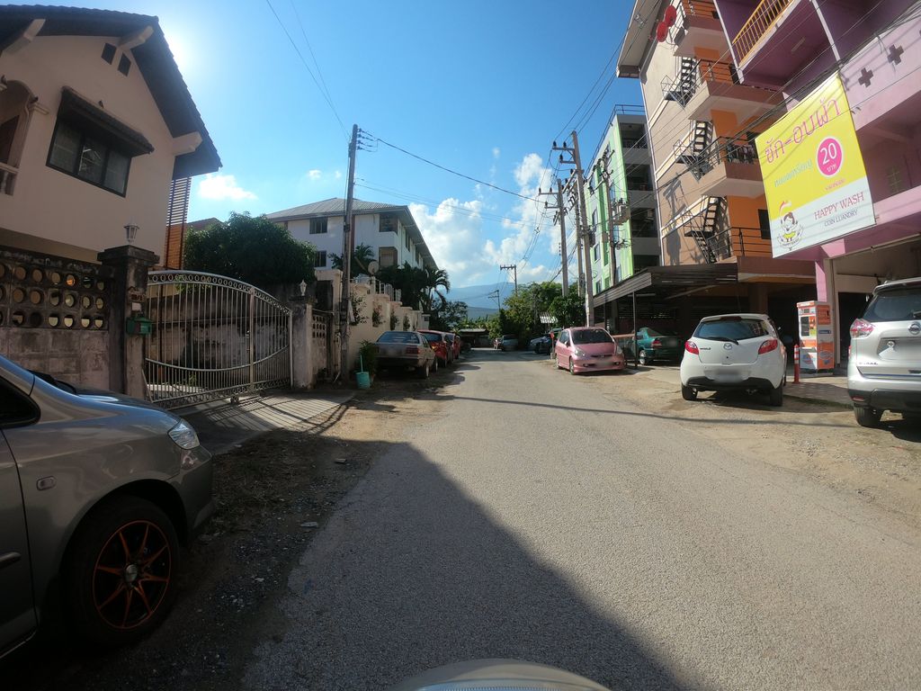 ภาพถนนตรงที่ มาปิ้ง หมาล่า ตั้งอยู่ ถ่ายโดย chanuwath_grab พ.ศ. 2562 (2019) · A street-level view of where มาปิ้ง หมาล่า · Maping Mala stands, by chanuwath_grab in 2562 (2019)