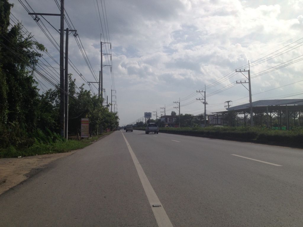 ภาพถนนตรงที่ ร้านนวดดี บิ๊กซีหางดง 2 ตั้งอยู่ ถ่ายโดย jimwatana พ.ศ. 2558 (2015) · A street-level view of where ร้านนวดดี บิ๊กซีหางดง 2 · Ran Nuat Di Big C Hang Dong 2 stands, by jimwatana in 2558 (2015)