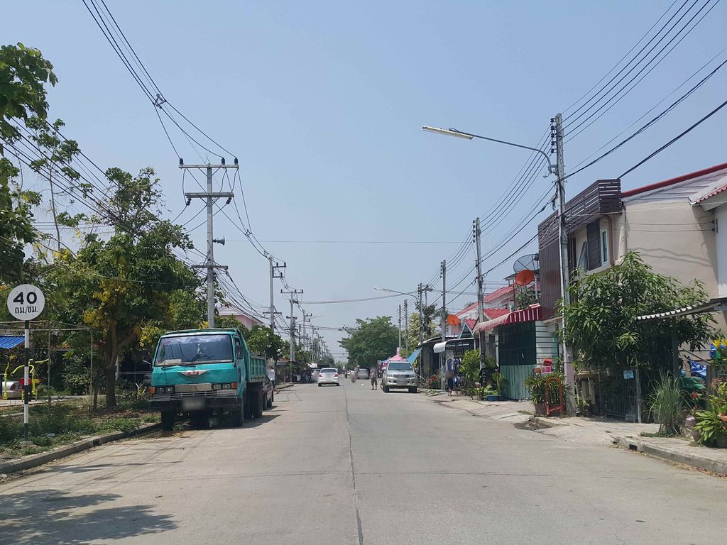 ภาพถนนตรงที่ Mymint Beauty salon& Hair Spa ตั้งอยู่ ถ่ายโดย jrcarlsen พ.ศ. 2558 (2015) · A street-level view of where Mymint Beauty salon& Hair Spa stands, by jrcarlsen in 2558 (2015)