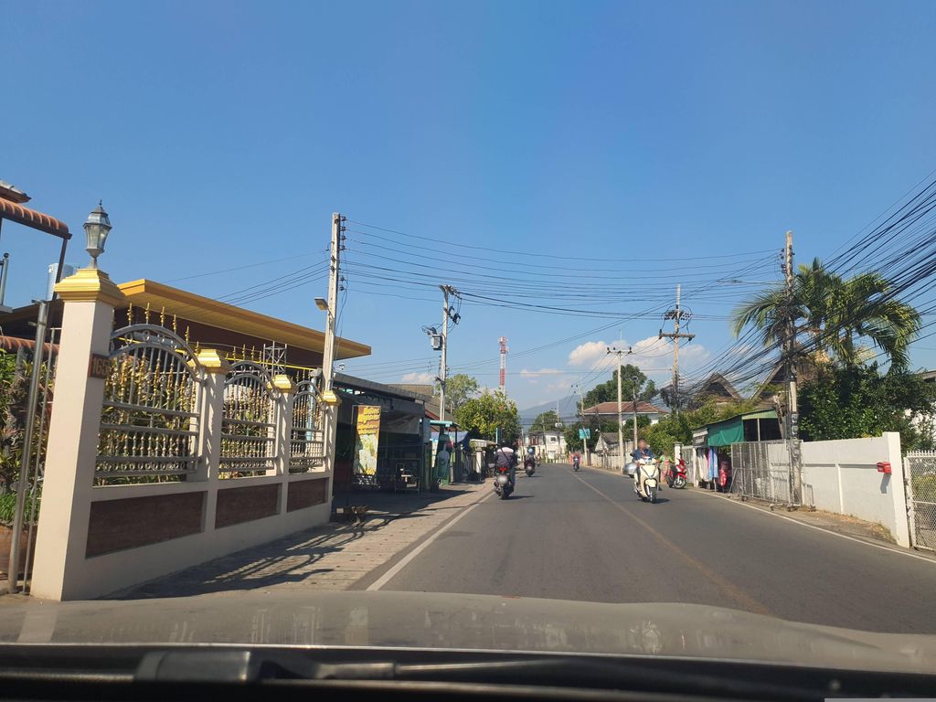 ภาพถนนตรงที่ มิ่งมิตรหมูกระทะเดลิเวอรี่ สาขา3 หางดง ตั้งอยู่ ถ่ายโดย jrcarlsen พ.ศ. 2566 (2023) · A street-level view of where มิ่งมิตรหมูกระทะเดลิเวอรี่ สาขา3 หางดง · Mingmit Mukratha Delivery Sakha3 Hang Dong stands, by jrcarlsen in 2566 (2023)