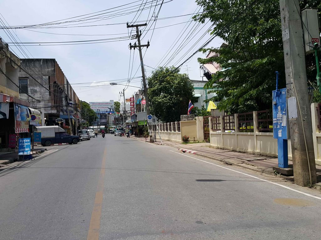 ภาพถนนตรงที่ สถาบันมาสเตอร์เฒ่า รับติวถาษาอังกฤษ ตั้งอยู่ ถ่ายโดย jrcarlsen พ.ศ. 2558 (2015) · A street-level view of where สถาบันมาสเตอร์เฒ่า รับติวถาษาอังกฤษ · Mattoe Thao Rap Tio Thasa Angkarisa Institute stands, by jrcarlsen in 2558 (2015)