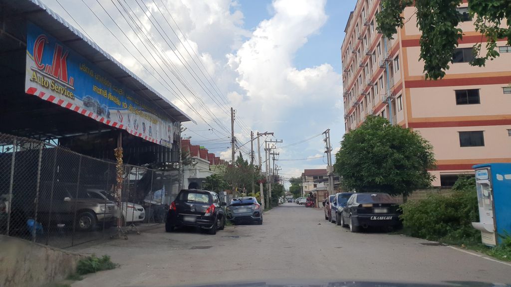 ภาพถนนตรงที่ CK Auto Services ตั้งอยู่ ถ่ายโดย jrcarlsen พ.ศ. 2565 (2022) · A street-level view of where CK Auto Services stands, by jrcarlsen in 2565 (2022)