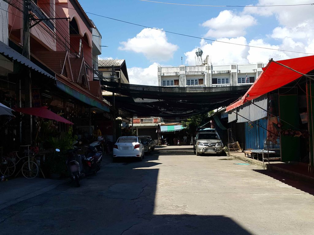 ภาพถนนตรงที่ ข้าวต้มทรงเครื่อง สูตรคุณยาย ตั้งอยู่ ถ่ายโดย jrcarlsen พ.ศ. 2558 (2015) · A street-level view of where ข้าวต้มทรงเครื่อง สูตรคุณยาย · Khaotom Songkhrueang Sutrakhunyai stands, by jrcarlsen in 2558 (2015)