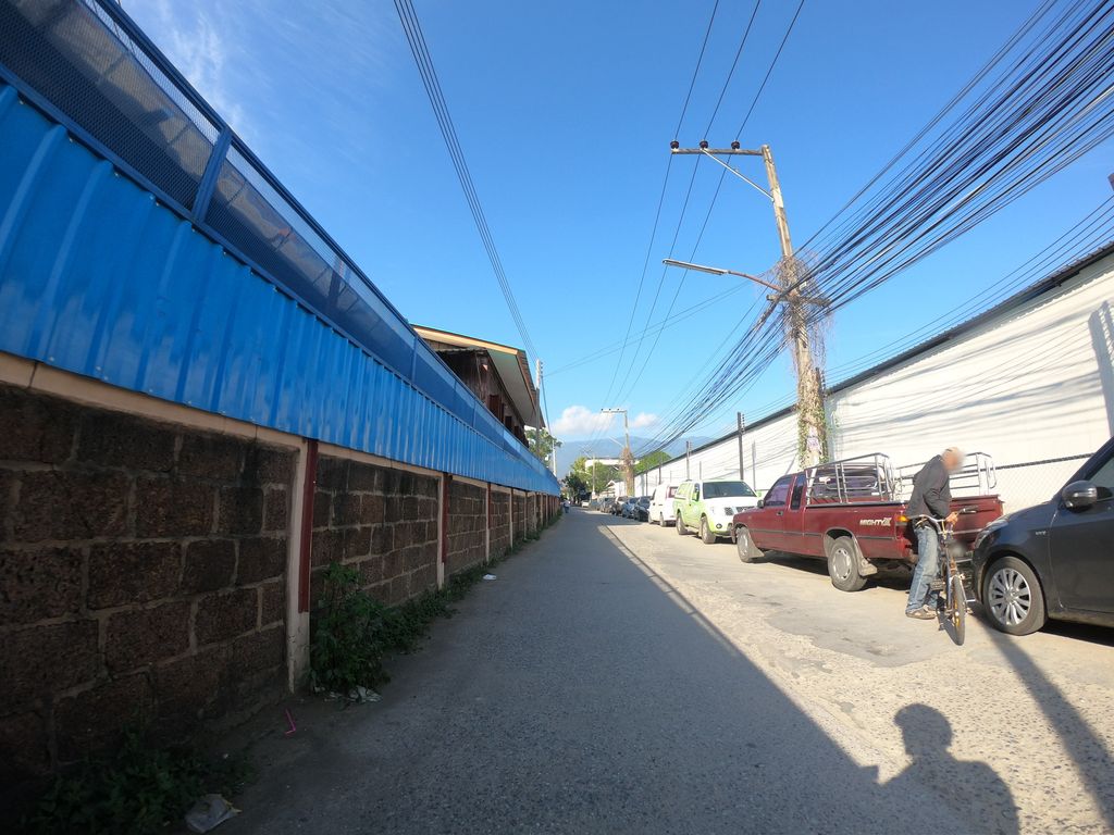 ภาพถนนตรงที่ คนขี้คร้าน Tattoo Studio ตั้งอยู่ ถ่ายโดย chanuwath_grab พ.ศ. 2562 (2019) · A street-level view of where คนขี้คร้าน Tattoo Studio stands, by chanuwath_grab in 2562 (2019)