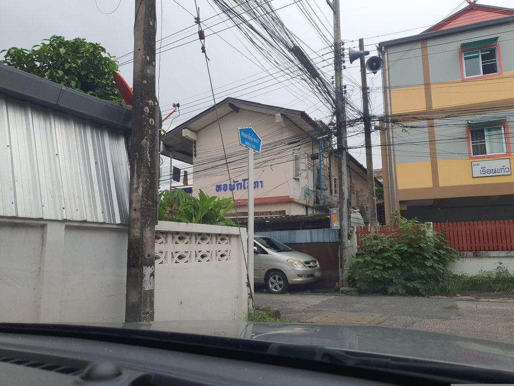 ภาพถนนตรงที่ ขวัญหทัยเนิสเซอรี่ ตั้งอยู่ ถ่ายโดย jrcarlsen พ.ศ. 2566 (2023) · A street-level view of where ขวัญหทัยเนิสเซอรี่ · Khwan Hathai Nursery stands, by jrcarlsen in 2566 (2023)
