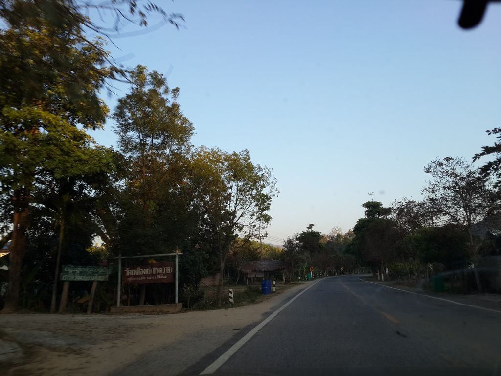 ภาพถนนตรงที่ ลาบไก่ในสวน ตั้งอยู่ ถ่ายโดย mishari พ.ศ. 2558 (2015) · A street-level view of where ลาบไก่ในสวน · Lapkainaisuan stands, by mishari in 2558 (2015)