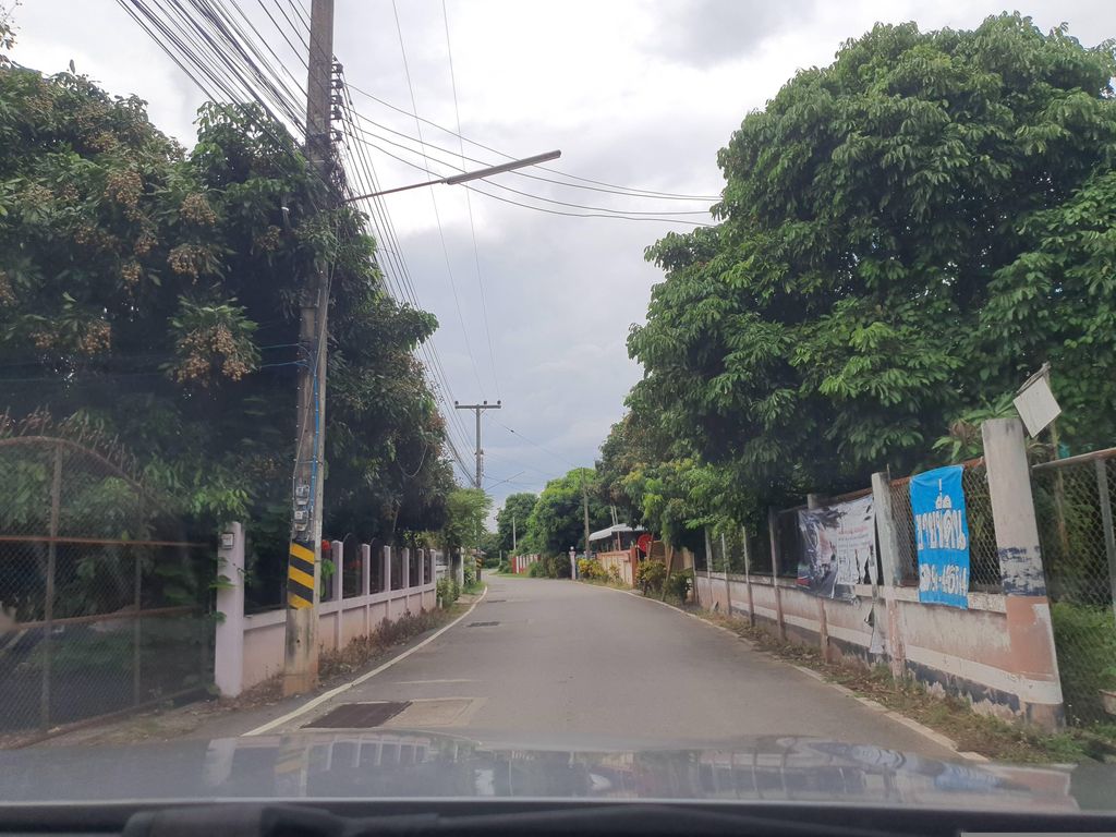 ภาพถนนตรงที่ หลบมุมหมูกระทะ บ้านปง ตั้งอยู่ ถ่ายโดย jrcarlsen พ.ศ. 2566 (2023) · A street-level view of where หลบมุมหมูกระทะ บ้านปง · Lobmoom Mukratha Ban Pong stands, by jrcarlsen in 2566 (2023)