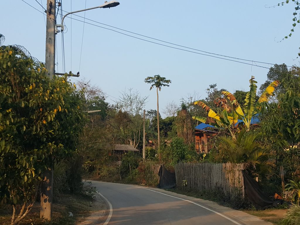 ภาพถนนตรงที่ คริสตจักรรวมพัฒนา ตั้งอยู่ ถ่ายโดย jrcarlsen พ.ศ. 2559 (2016) · A street-level view of where คริสตจักรรวมพัฒนา · Ruam Phatthana Church stands, by jrcarlsen in 2559 (2016)