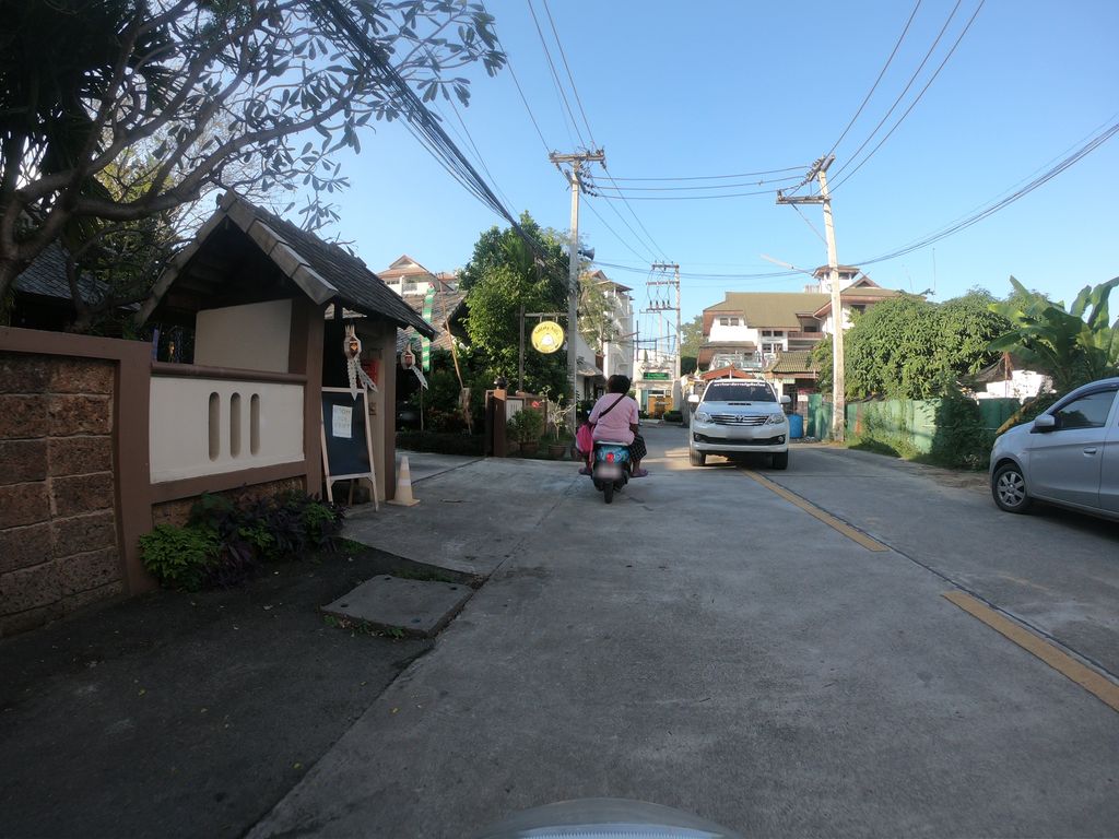 ภาพถนนตรงที่ Lullaby Villa Chiang Mai ตั้งอยู่ ถ่ายโดย chanuwath_grab พ.ศ. 2562 (2019) · A street-level view of where Lullaby Villa Chiang Mai stands, by chanuwath_grab in 2562 (2019)