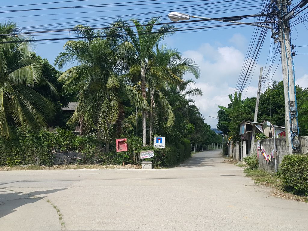 ภาพถนนตรงที่ วัดแม่เตาไห ตั้งอยู่ ถ่ายโดย jrcarlsen พ.ศ. 2558 (2015) · A street-level view of where วัดแม่เตาไห · Wat Mae Taohai stands, by jrcarlsen in 2558 (2015)