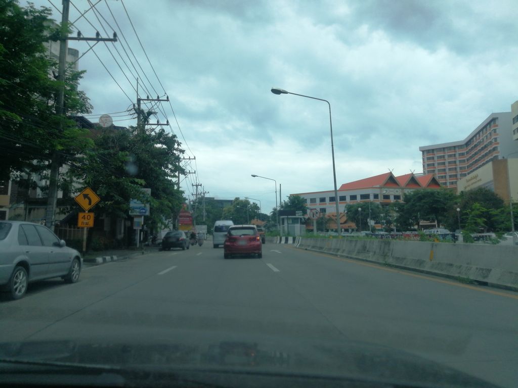 ภาพถนนตรงที่ อาคารล้านนา 1 ตั้งอยู่ ถ่ายโดย chanon พ.ศ. 2561 (2018) · A street-level view of where อาคารล้านนา 1 · Akhan Lanna 1 stands, by chanon in 2561 (2018)